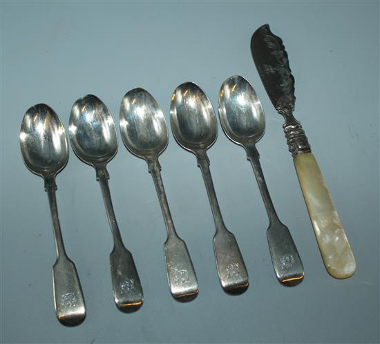 Set of five Victorian silver fiddle pattern teaspoons and a silver mother of pearl handled butter knife (6)